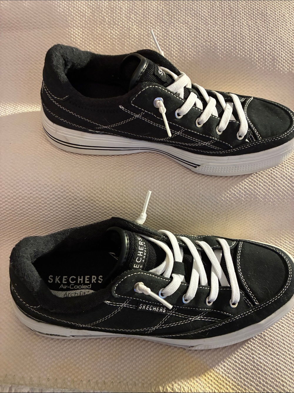 Skechers Woman’s Arch Fit Arcade-Arcata sneaker Low-Top in Black&White